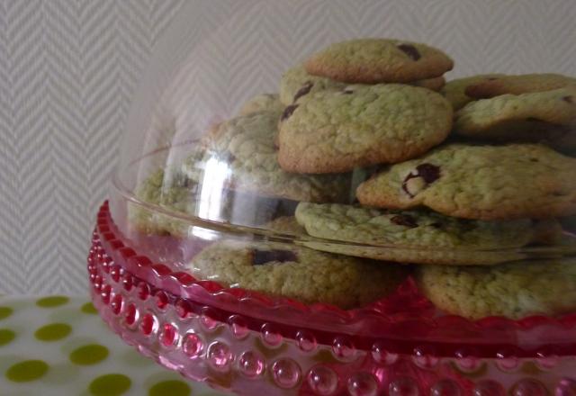 Cookies à la pistache, pépites de chocolat au lait et fraises confites