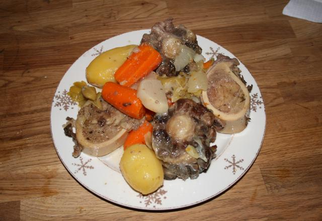 Pot au feu de queues de bœuf et ses tartines de moëlle