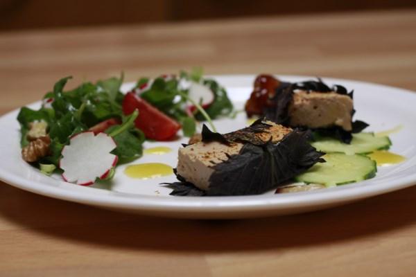 Foie gras en habit de feuille de shiso, Shichimi togarashi et vinaigrette de floc de gascogne