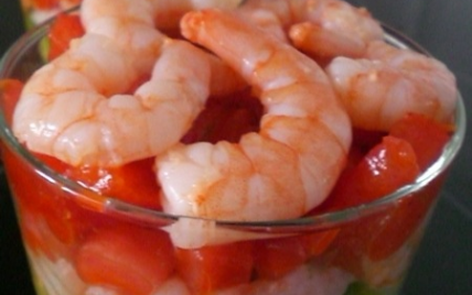 Verrines d'avocat, crevettes et tomate, sauce poivron