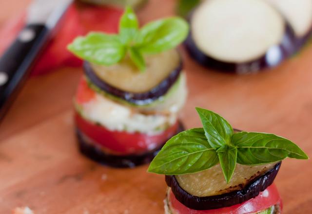 Millefeuille d'aubergines, courgettes, tomates et chèvre