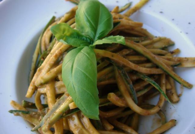 Tagliatelles de courgettes aux tomates et basilic