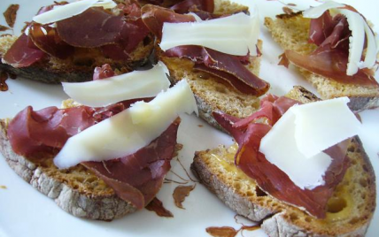 Petite tartine sucrée salée au fromage de brebis