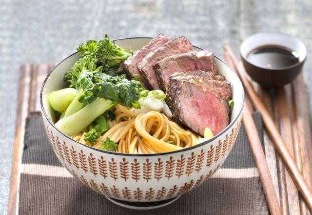 Wok de nouilles au poulet et aux pousses de haricots mungo