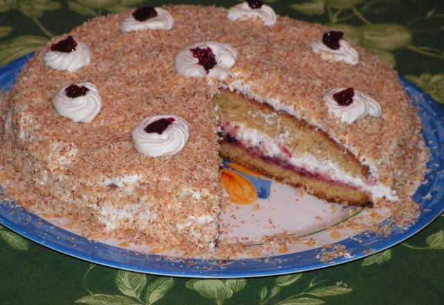 Gâteau noix de coco fourré à la confiture et Chantilly