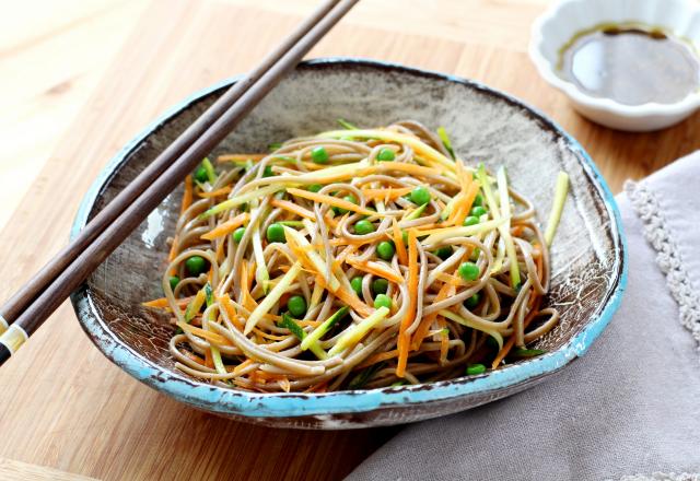 Salade de nouilles Soba, carottes et courgettes