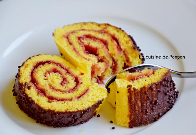 Biscuit roulé garni de confiture de framboise