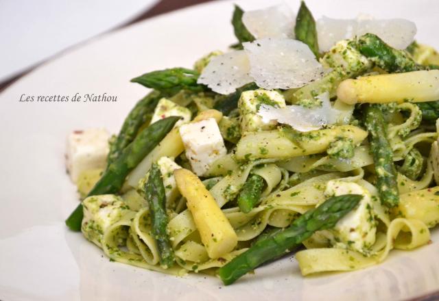 Tagliatelle aux asperges et à la feta, pesto de roquette et noix