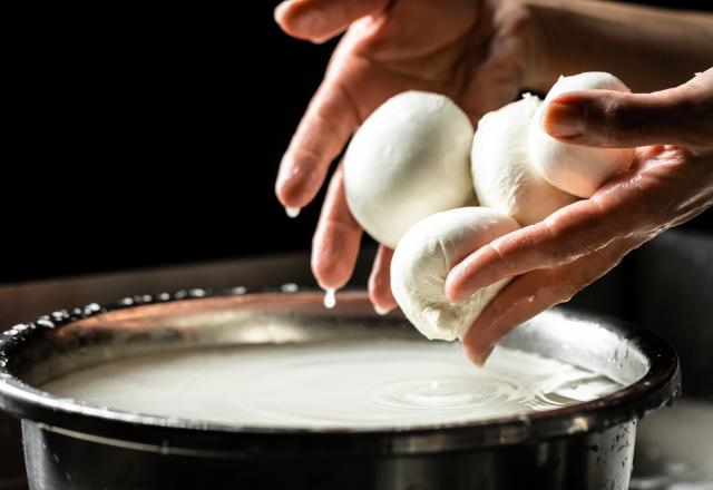 Ne jetez plus l'eau de votre mozzarella : découvrez comment la transformer en un ingrédient magique !