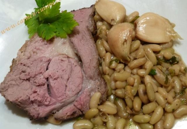 Gigot raccourci confit, aux gousses d'ail et chevriers verts