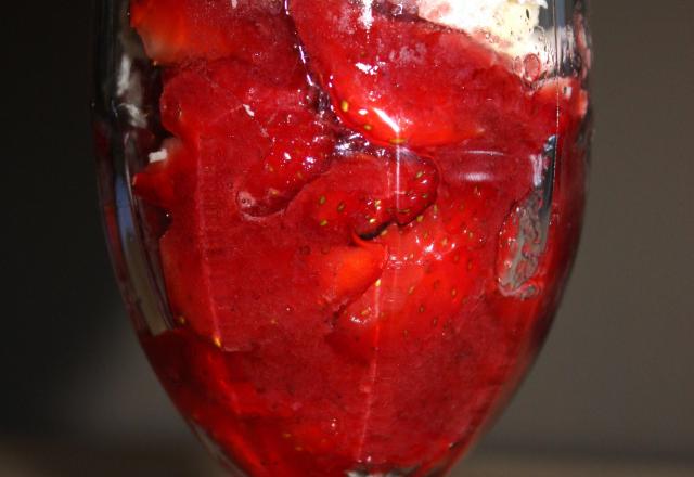 Verrine fraise, mascarpone et copeaux de chocolat blanc