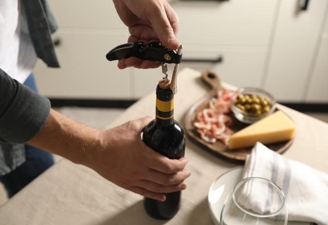 Voici les techniques (qui fonctionnent vraiment) pour ouvrir une bouteille de vin sans tire-bouchon