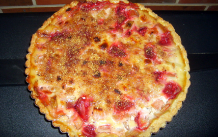 Tarte à la rhubarbe-fraises et à l'amandine