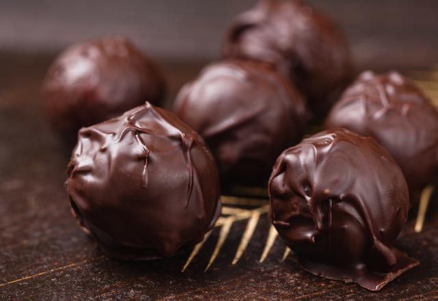 Chocolats fourrés au praliné.