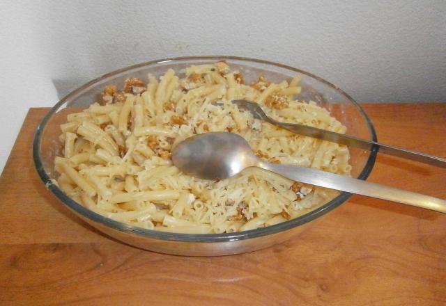 Macaroni et sauce aux noix et au comté