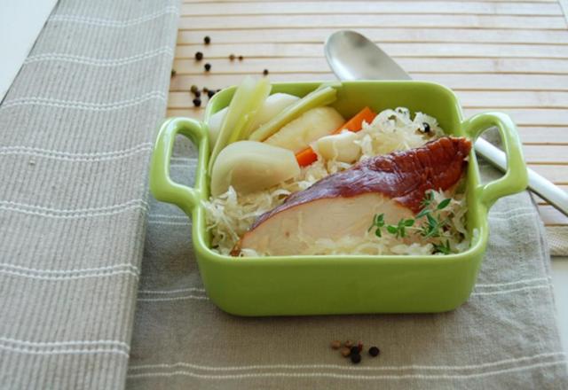 Choucroute au filet de poulet fumé et légumes de saison