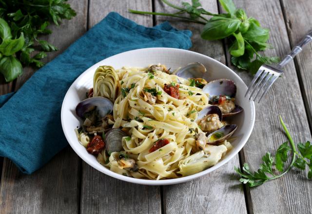 Tagliatelles aux palourdes, artichauts et tomates séchées