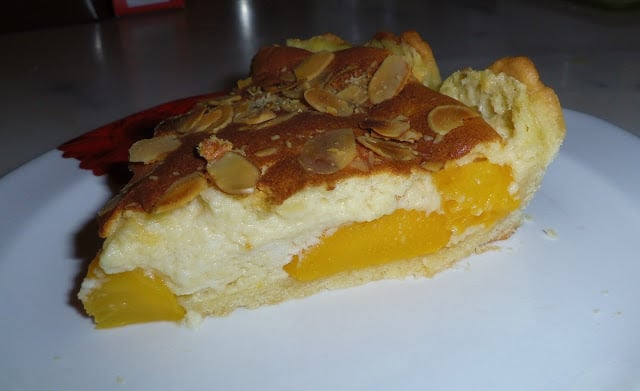 Tarte soufflée aux pêches et aux amandes