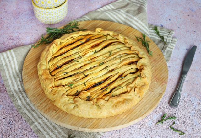 Tourte aux oignons, olives noires et tomates cerises