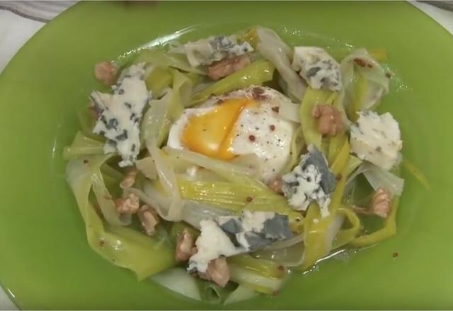 Salade tiède de poireaux, roquefort et œuf poché