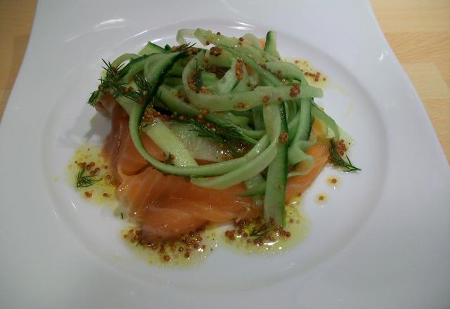 Lamelles de concombre, saumon fumé & vinaigrette au sirop d'agave