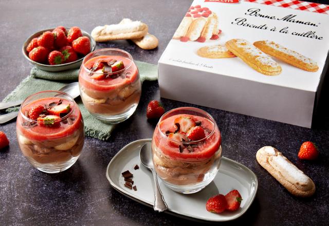 Cheesecake au chocolat, biscuits à la cuillère et fraise