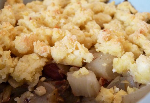 Crumble d'endives, noisettes et raisins secs à la fêta