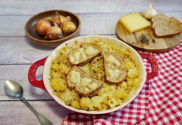 Simple et ultra-gourmande, voici la recette des pâtes façon soupe à l’oignon