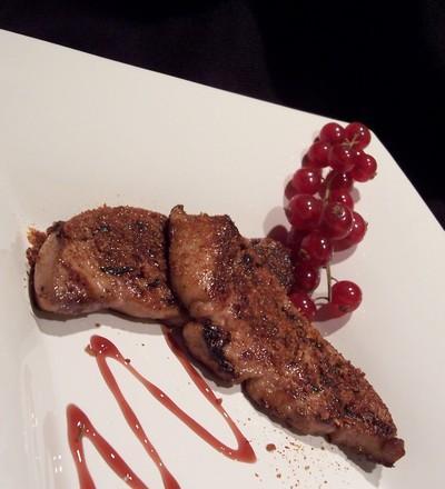 Escalopes de foie gras poêlées au pain d'épices et fruits frais