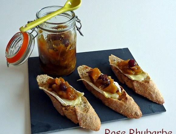 Crostini au chutney de pomme et au brie