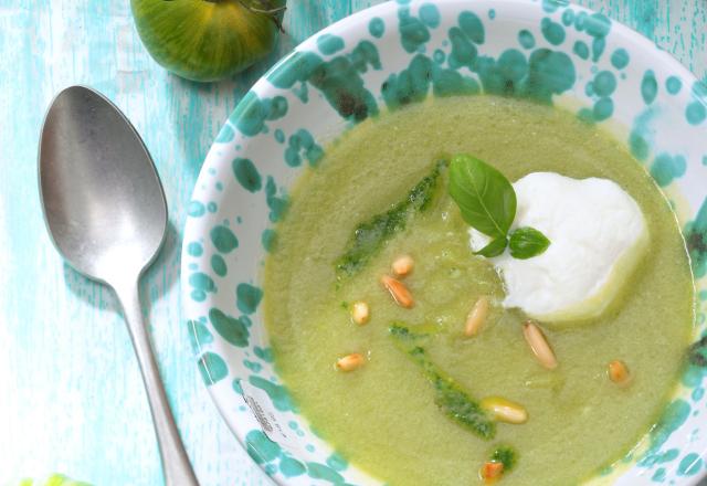 Gaspacho de tomates green zebra à la sauce tabasco® vert, siphon de burrata et coulis de basilic épicé