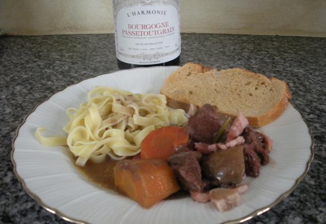 Bœuf bourguignon au vin rouge flambé