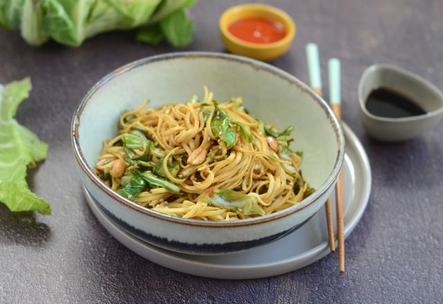 Nouilles sautées aux feuilles de chou-fleur