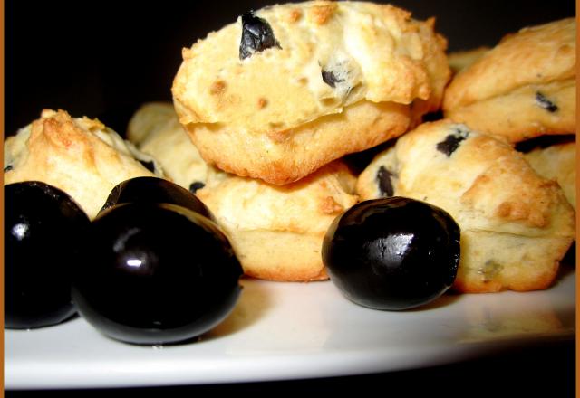 Cakes aux olives noires et au thym