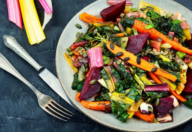 À la fois complète et équilibrée, cette salade de légumes rôtis est idéale pour bien commencer le printemps !