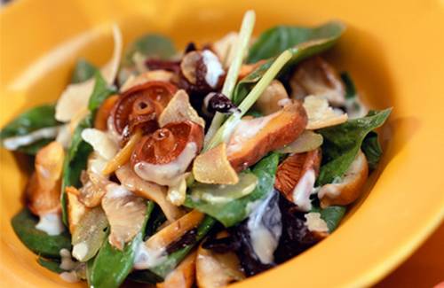 Salade d'épinards et de champignons