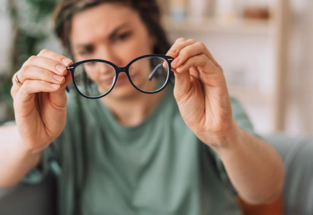 Comment nettoyer vos verres de vos lunettes facilement et efficacement en utilisant seulement 2 ingrédients de cuisine ?