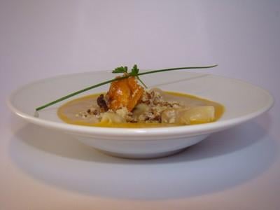 Raviole de caille, girolles et herbes fraiches, velouté de girolles, émietté de crumble aux éclats de marrons