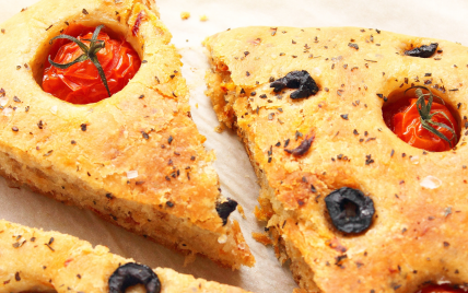 Focaccia aux tomates cerises, olives noir grecque et au basilic