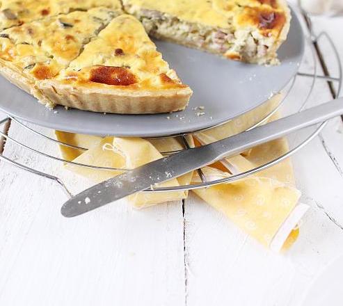 Quiche aux oignons nouveaux, champignons et lardons fumés