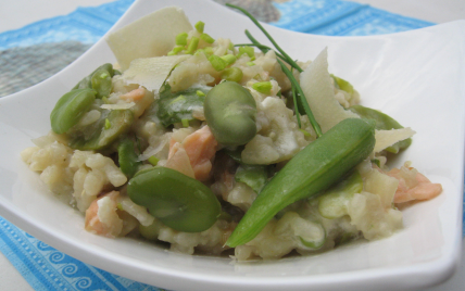 Risotto aux fèvres, pois gourmands et saumon fumé