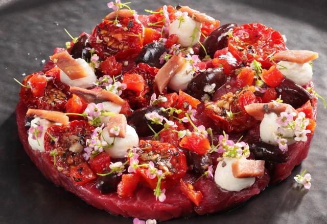 Ceviche de flet de bœuf, bavarois d’anchois, tomates fumées au bois de hêtre, olives Taggiasche, petites pousses