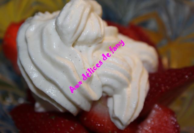 Coupe de fraises chantilly vanille bourbon.