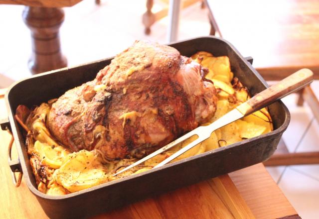 Épaule ou gigot d'agneau sur lit de pommes de terre