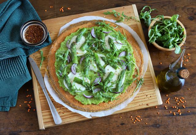 Pizza de lentilles sans farine aux asperges, mozzarella et roquette