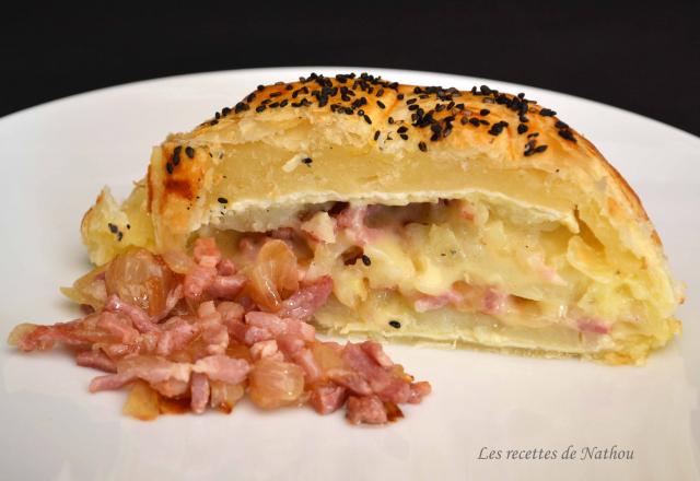 Feuilleté au camembert, pommes de terre, lardons et oignons confits au balsamique