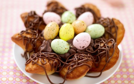 Nid de Pâques aux madeleines et son cœur de mousse au chocolat