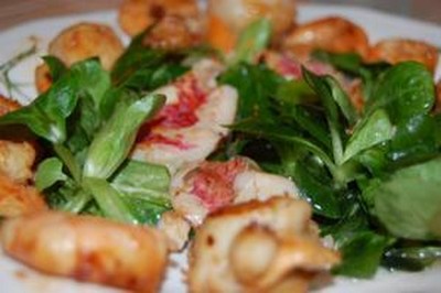 Salade rouget, coquille saint jacques et crevettes