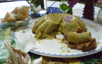 Charlotte de fond d'artichauts aux carottes jaunes et confit de fleurs de violette