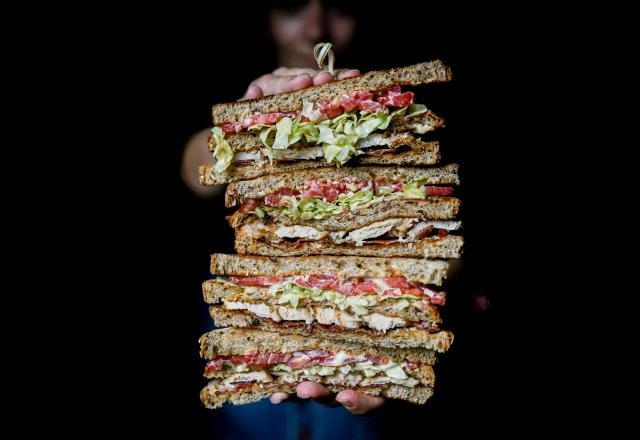 Club sandwich au poulet, bacon, tomate et laitue